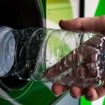 ¿La industria del agua embotellada recicla tanto como dice?