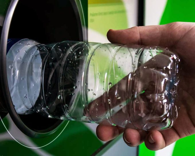 ¿La industria del agua embotellada recicla tanto como dice?