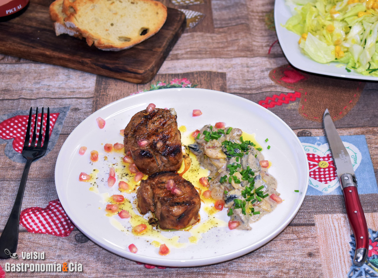 Solomillo de cerdo con salsa de champiñones, almendras y granada. Receta fácil, ideal para un día de fiesta porque es un manjar