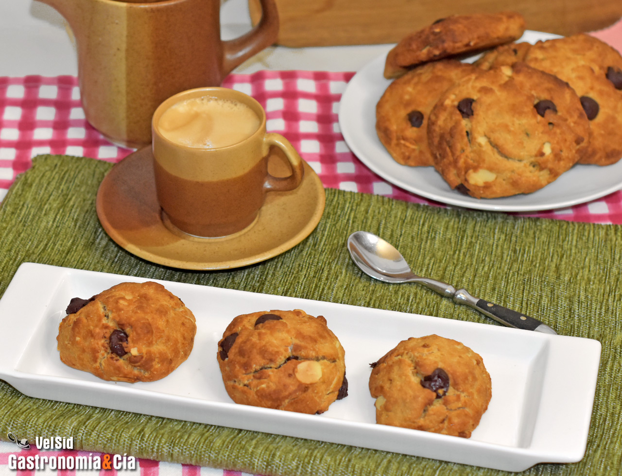 Galletas de almendra con chips de chocolate. Receta en freidora de aire