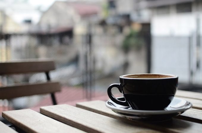 El cloruro de metileno se utiliza para retirar la cafeína del café