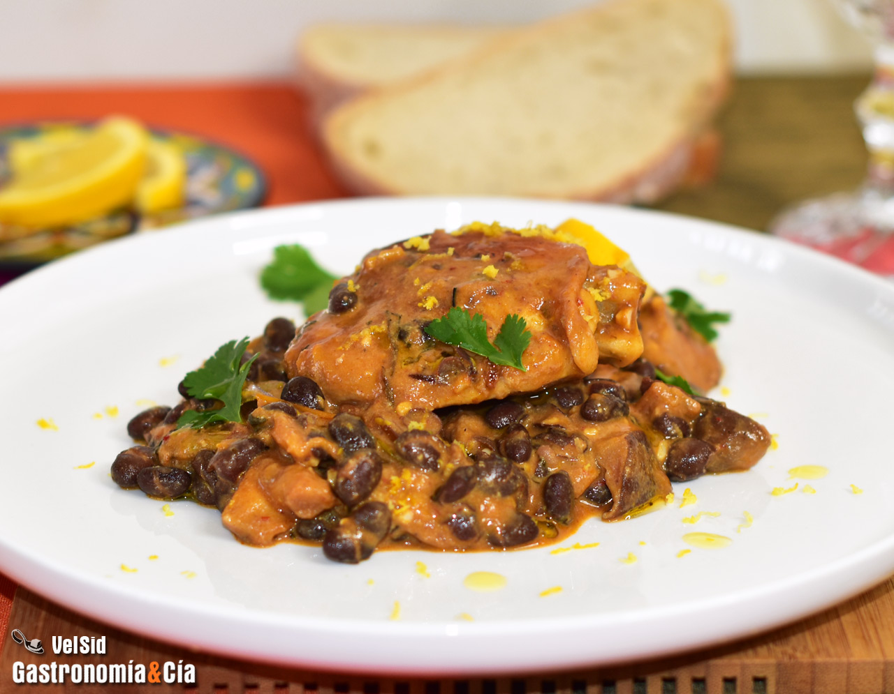 Pollo con shiitake y fríjoles negros. Receta fácil para guisar en cazuela (y para chuparse los dedos)