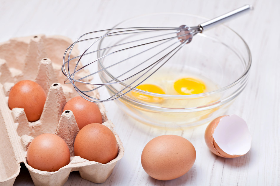 Cómo batir los huevos para hacer una tortilla, con batidor de varillas o con un tenedor