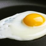 Huevo frito con la clara cuajada y la yema cremosa