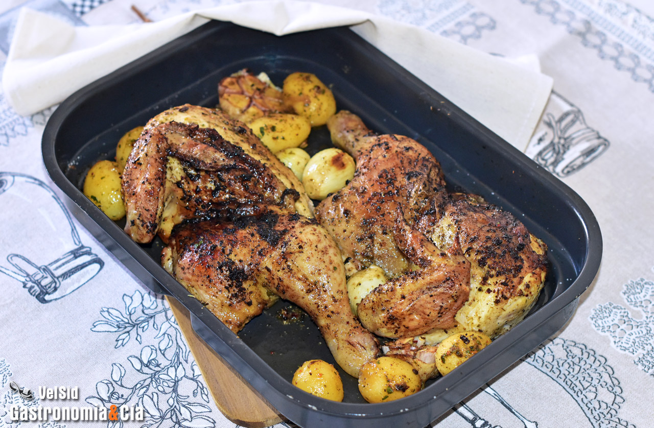 Receta de pollo asado cortado por la mitad, reduce el tiempo de cocción y queda igual de sabroso que entero