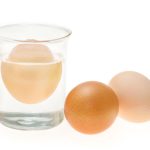 Prueba de flotación de los huevos