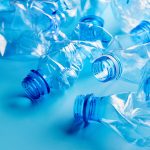 La industria engaña a los consumidores con el lavado de imagen ecológico del reciclado de las botellas de plástico