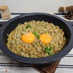 Habitas al curry con yemas escalfadas