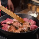 Cocinar carne y que suelte agua