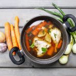 Caldo de pollo casero y tradicional