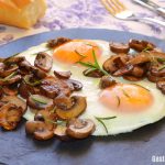 Huevos con champiñones