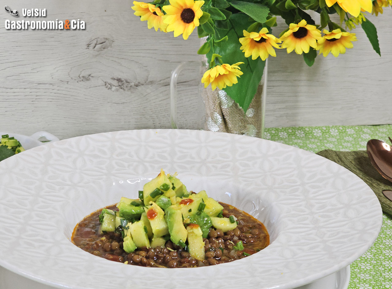 Receta de lentejas con aguacate y manzana, un plato de cuchara perfecto para primavera