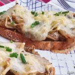 Tostada con queso fundido