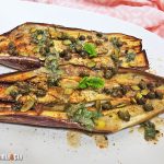 Berenjena asada con tahini, hierbabuena y alcaparras