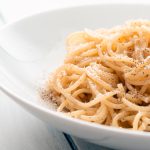 Plato de pasta cacio e pepe