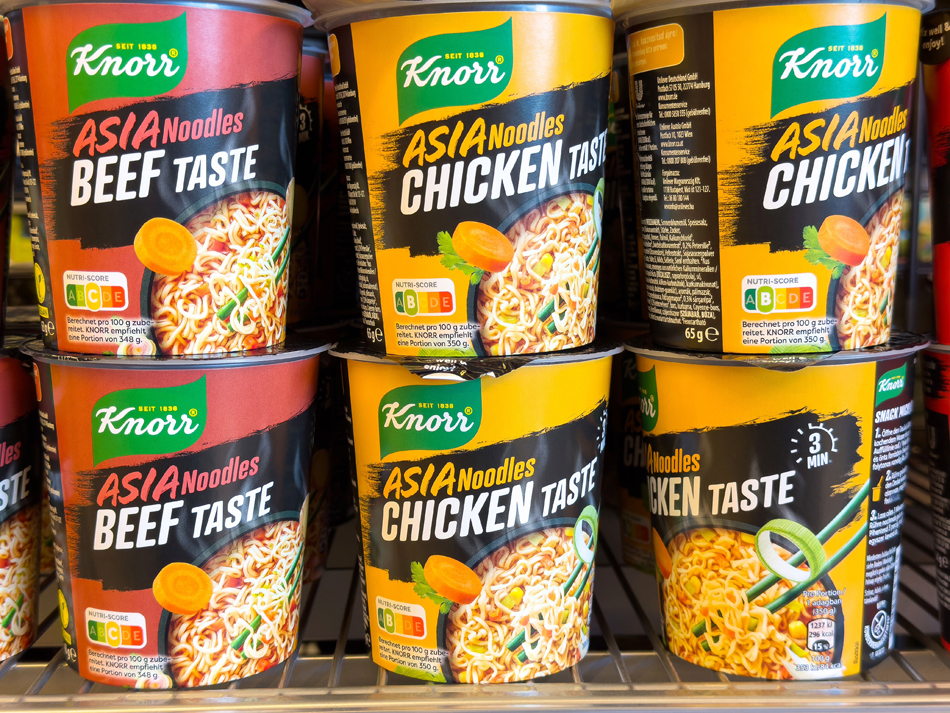 Riesgos para la salud de los fideos instantáneos comerciales.