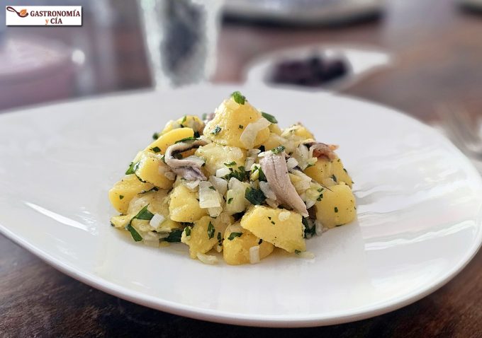 Papas con sardinas y boquerones