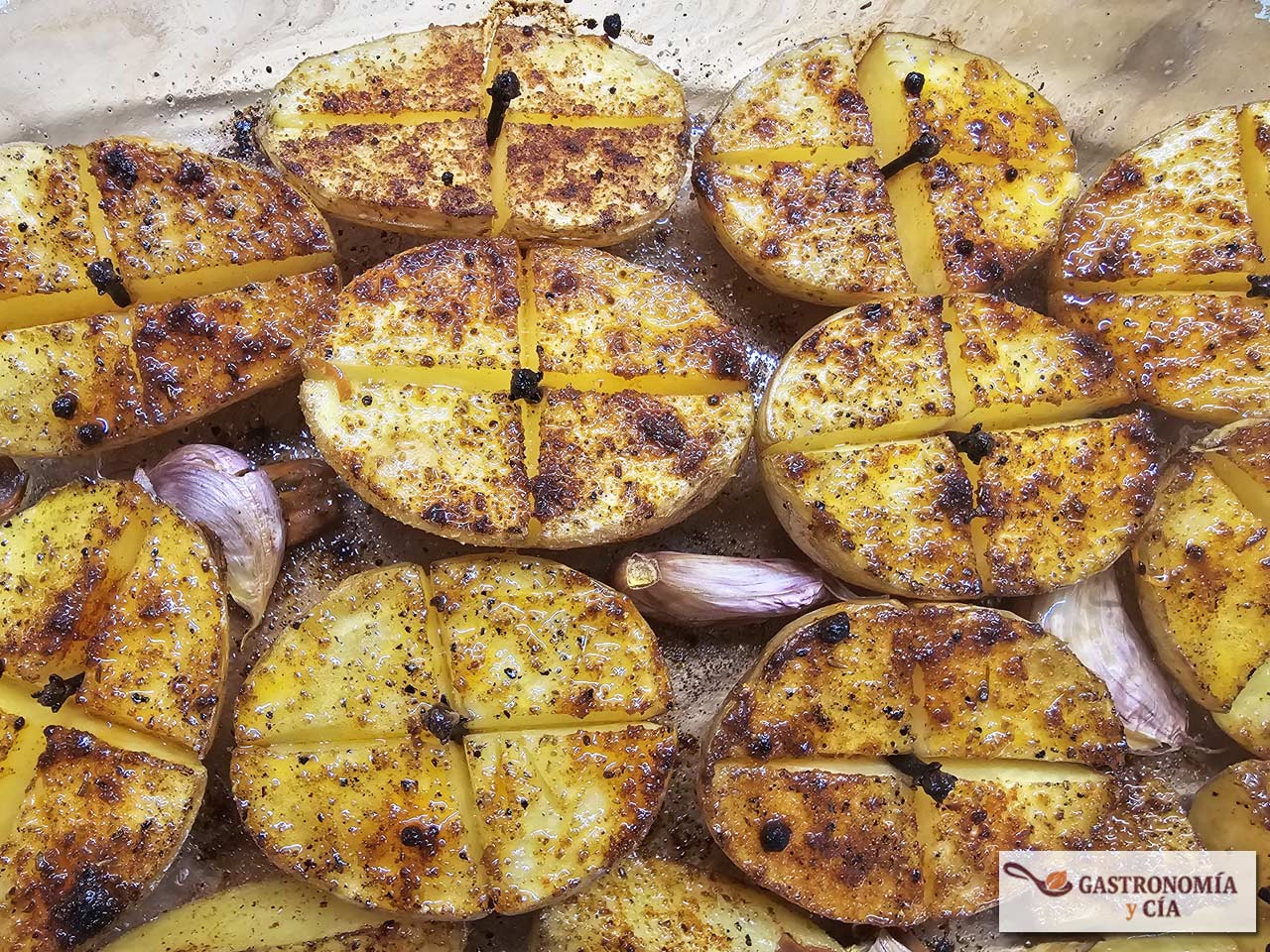 Patatas asadas con clavo de olor y otras especias al gusto | Receta de guarnición