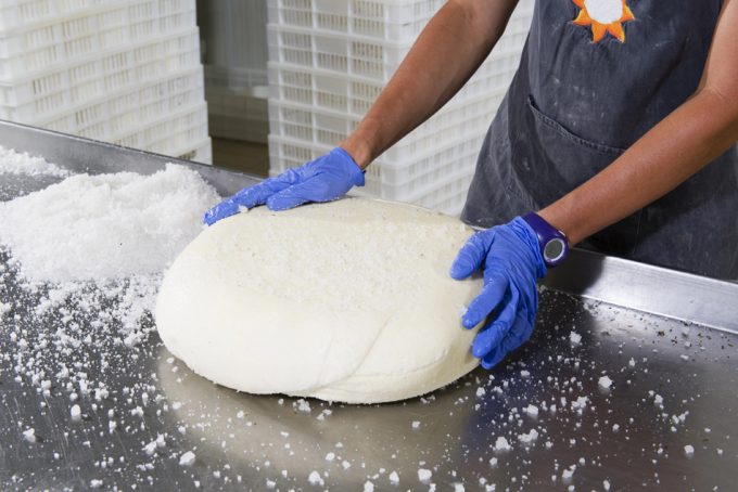 Reducir el contenido de sal en los quesos