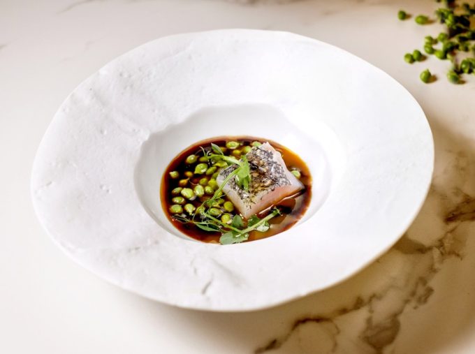 Merluza con guisantes y caldo de cebolla