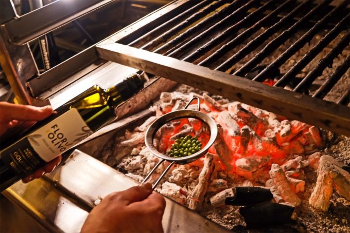 Merluza con guisantes y caldo de cebolla