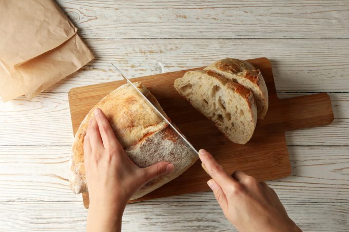 Cortar el pan recién hecho