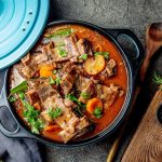 Olla con guiso de carne
