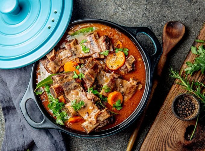 Olla con guiso de carne 