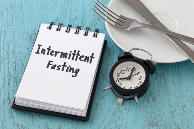 Realizar ayuno intermitente dentro de un plan alimentario controlado