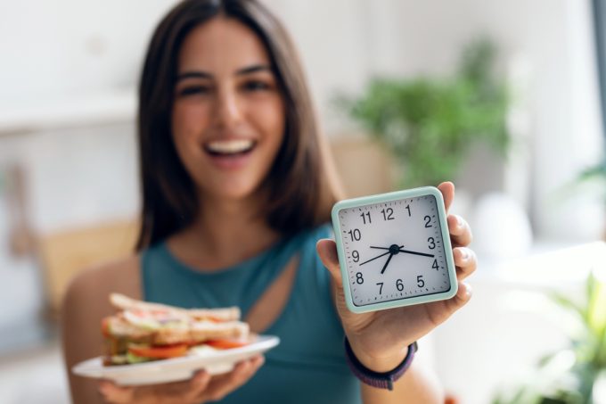 Relación entre la restricción energética intermitente, la microbiota y el cerebro
