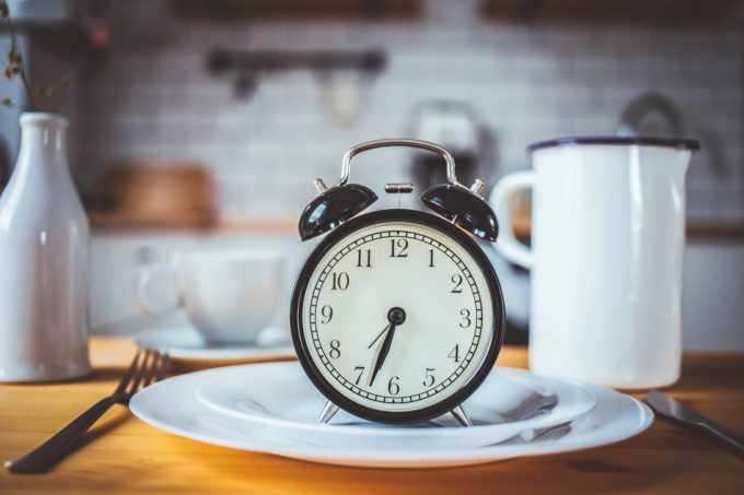 Seguir un plan de ayuno intermitente con control nutricional
