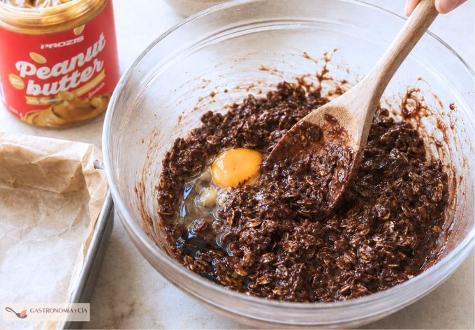 Avena, crema de cacahuete y chocolate