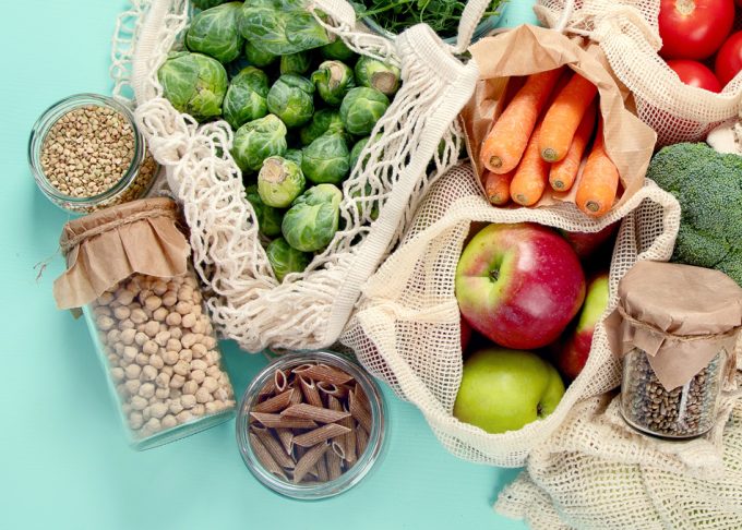 r Cambiar las bolsas de plástico por bolsas reutilizables