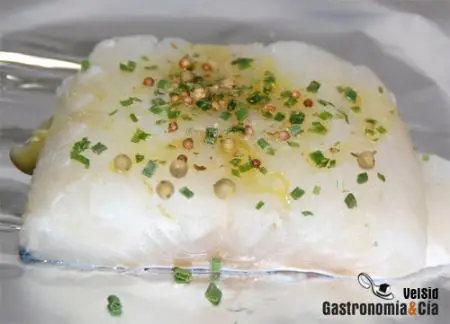 Bacalao con crema de pimientos escalibados y vinagreta