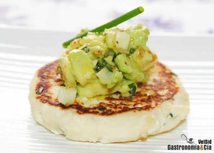 Blinis de requesón con aguacate