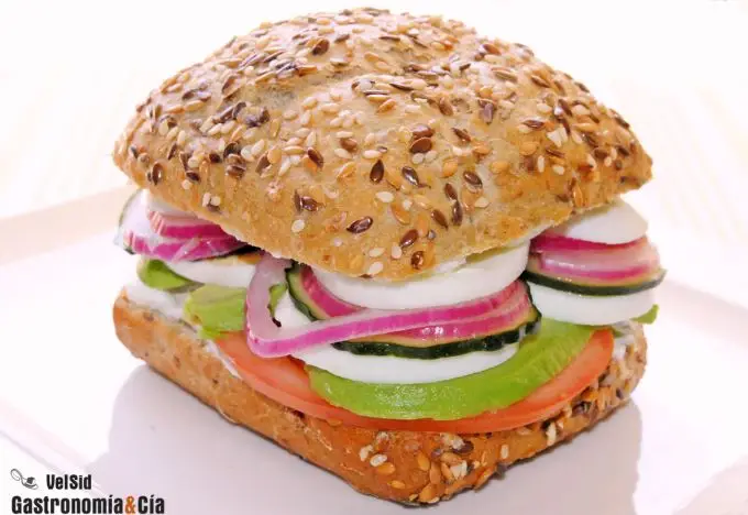 Bocadillo de tomate, aguacate, huevo y pepino agridulce