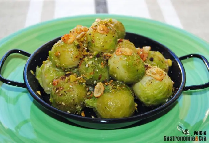 Coles de Bruselas con dukkah de pistachos