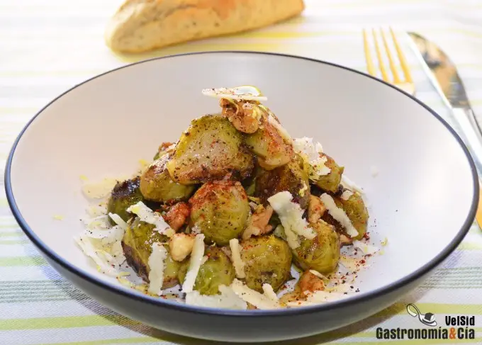 Coles de Bruselas con zumaque limón y parmesano