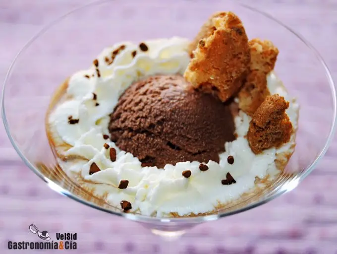 Copa de helado de chocolate y café