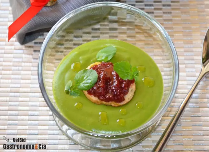 Crema de berros con confitura de pimiento