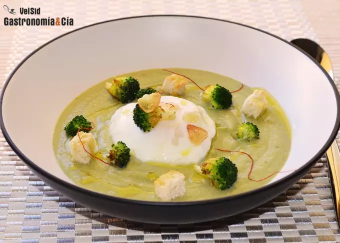 Crema de brócoli con huevo escalfado