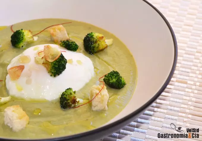 Crema de brócoli con huevo escalfado