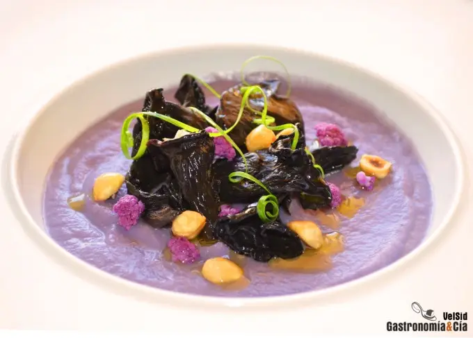 Crema de coliflor morada y trompeta de la muerte con av