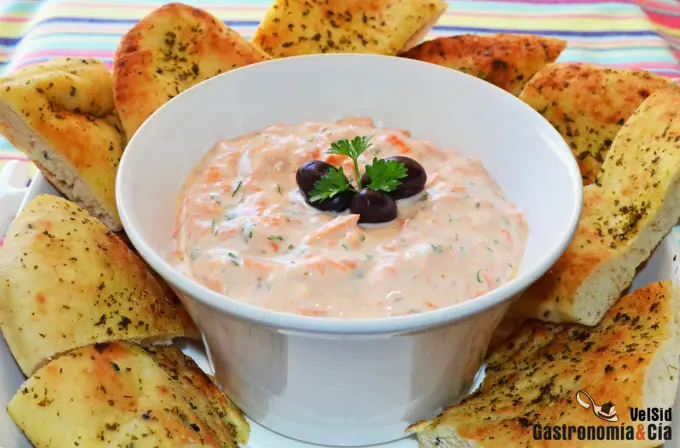 Dip de labneh y zanahoria con pan pita