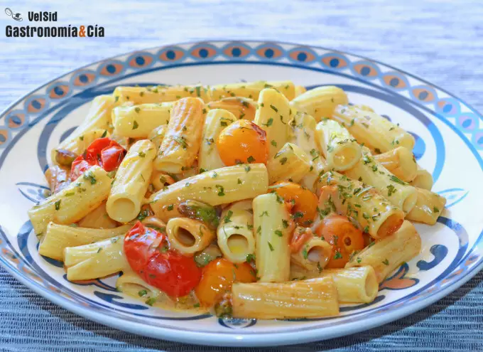 Tortiglioni con tomatitos y scamorza ahumada
