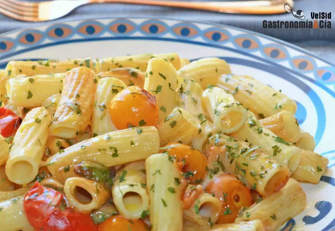 Tortiglioni con tomatitos y scamorza ahumada