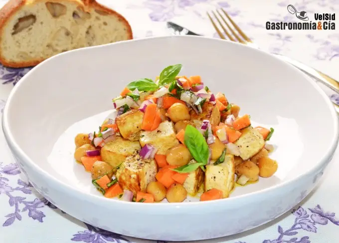 Ensalada tibia de tofu y garbanzos