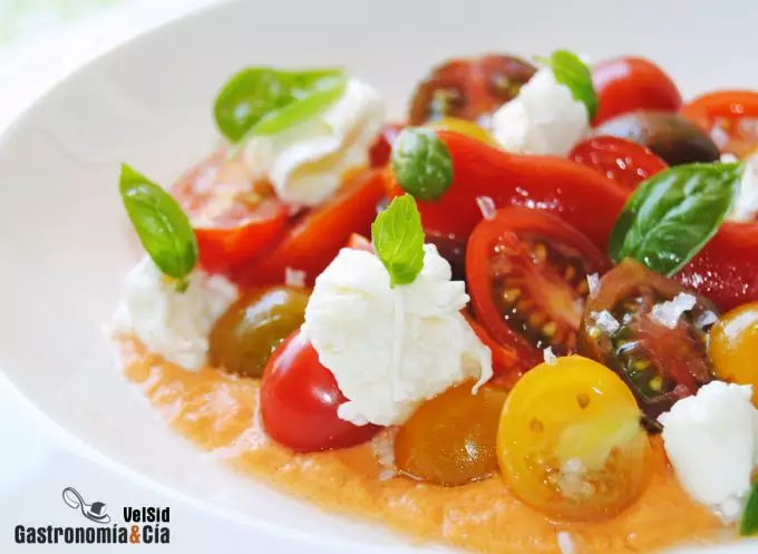 Ensalada de tomate con salmorejo