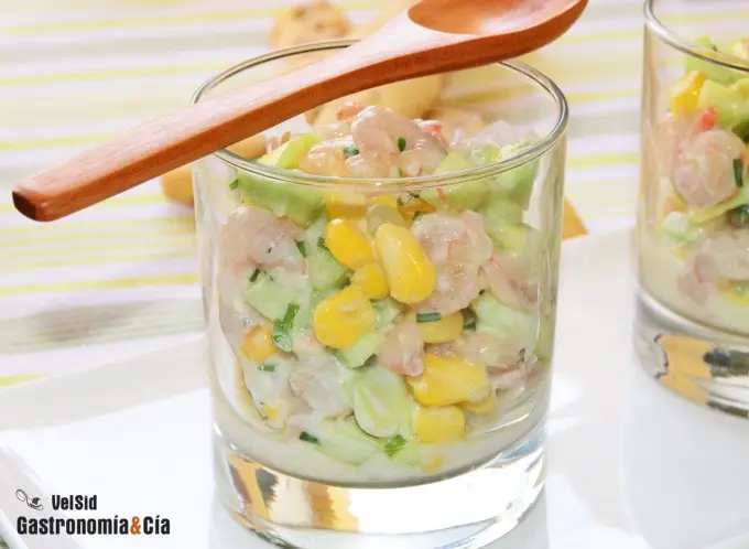 Ensaladilla de gambas y pepino con salsa de yogur