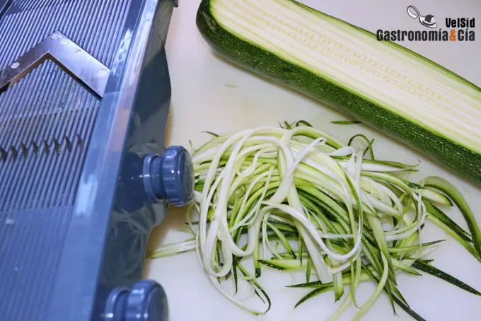 Prepara tus propios espaguetis de calabacín con este espiralizador ahora  más barato